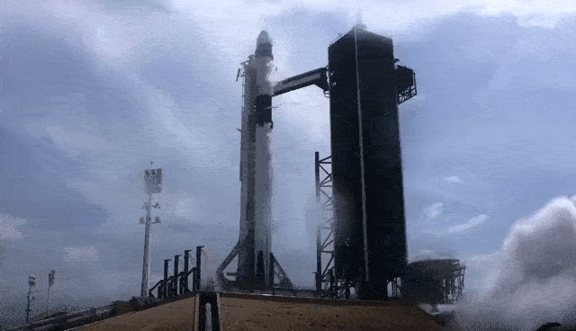 SpaceX载人龙飞船成功返航，马斯克：当太空旅行变得普遍，文明的未来将得到保证