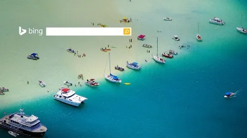 美国夏威夷瓦胡岛卡内奥赫湾沙洲上悠闲的船只和人